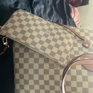 This purse is almost brand new